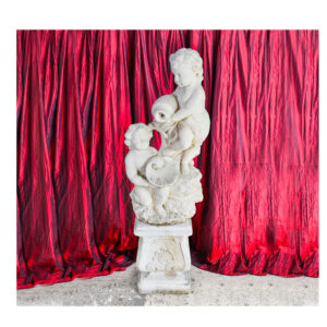 Group of children “à la Conque” on a pedestal